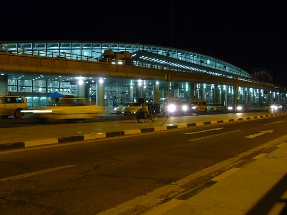 Vor dem Flughafen Teheran