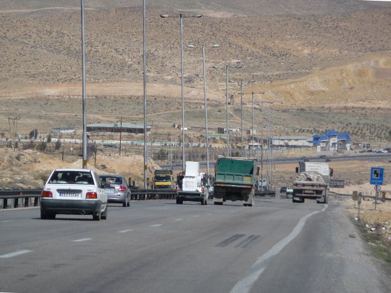 Auf der breiten Fernstraße Richtung Esfahan