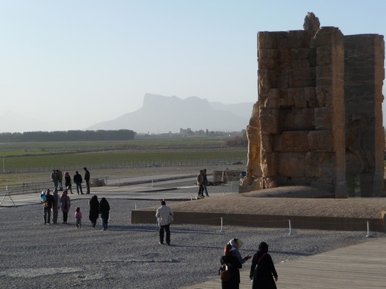 schon grün vor antikem Persepolis