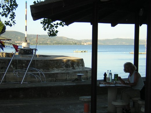 Angenehmer Sitzplatz im Campingplatz am Ufer des Lago di Transimeno