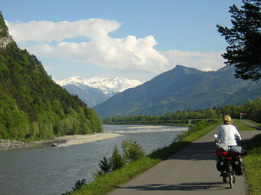 Rheindamm gegenüber von Balzers