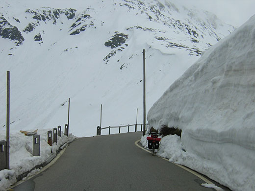 Auf schneebedecktem Hang hinauf zum Pass