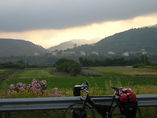 Felder zwischen Küste und Gebirge