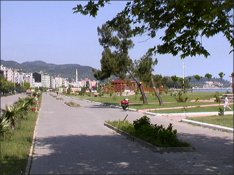 Park zwischen Hauptstraße und Strand