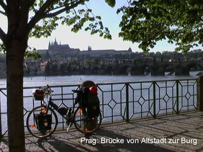 Moldaubrücke hinüber zur Kleinseite unterhalb der Burg