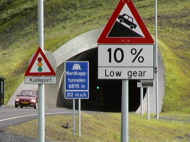 Einfahrt zum Untersee-Tunnel zur Nordkap-Insel (Bilddatei 58 kb)